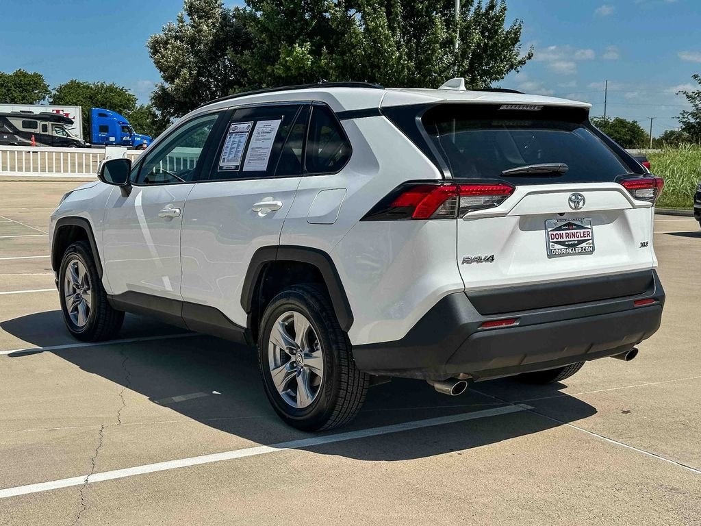 2025 Toyota RAV4 XLE - Photo 5