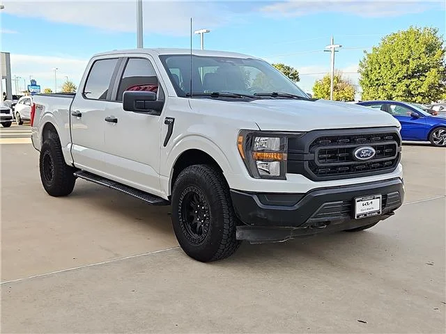Used 2023 Oxford White Ford XL 4x4 SuperCrew Cab 5.5 ft. box 145 in. WB image 3