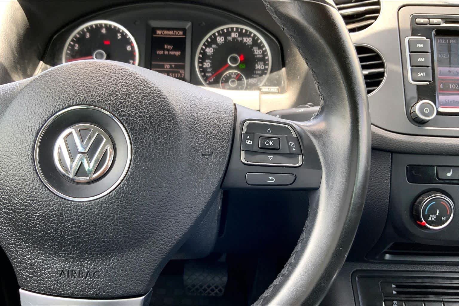 Used 2014 Reflex Silver Metallic Volkswagen SE image 22