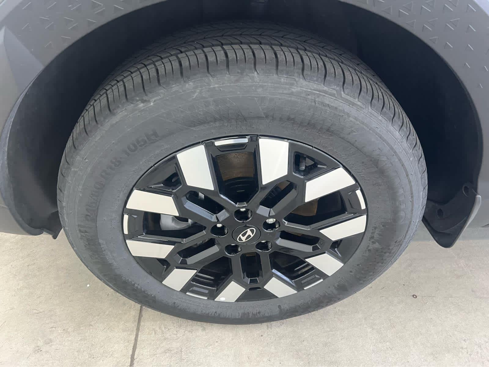 Used 2025 Hampton Gray Hyundai SEL image 7