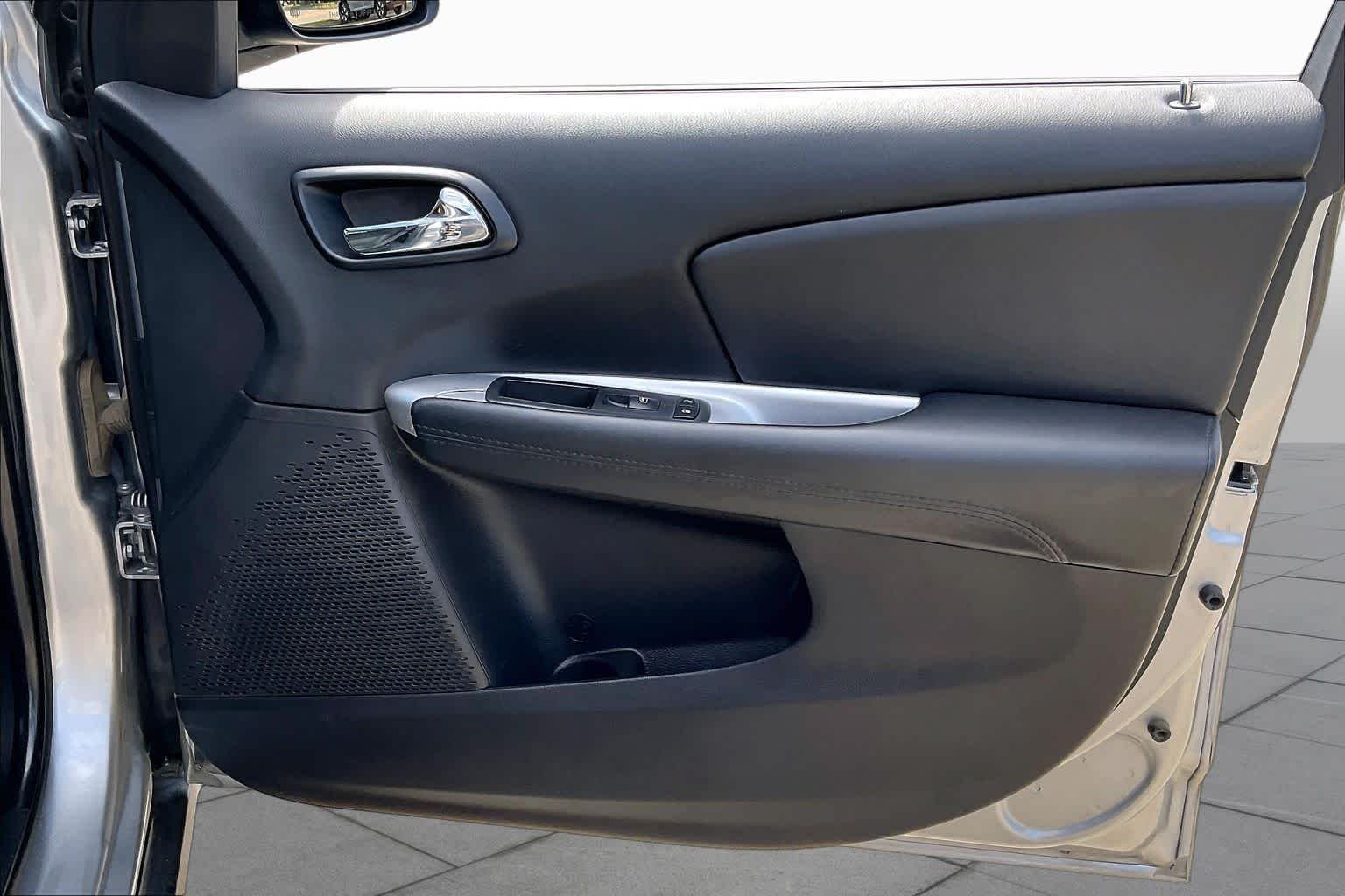 Used 2018 Billet Clearcoat Dodge SE image 22