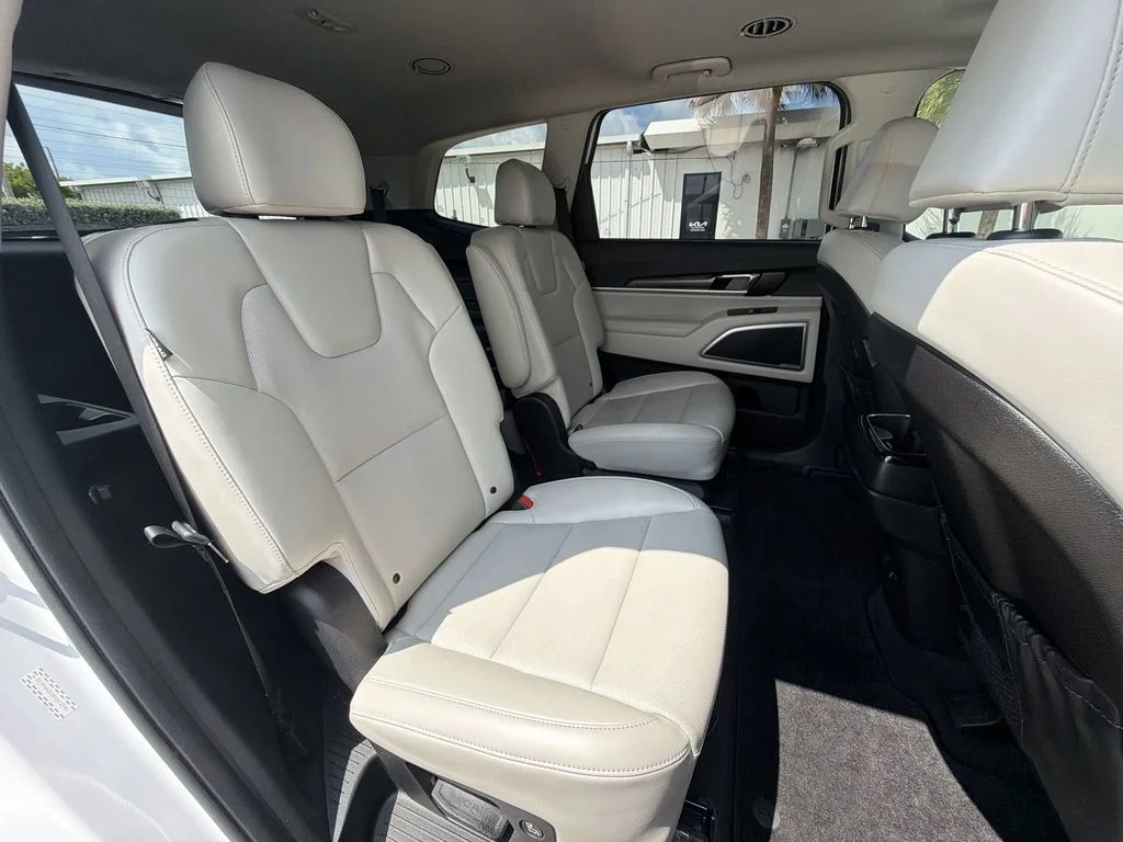 Used 2024 White Kia S image 34