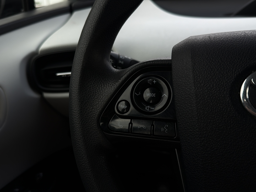 Used 2022 Pearl Toyota LE image 16