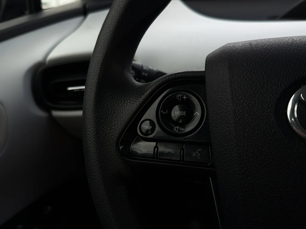 Used 2022 Pearl Toyota LE image 16