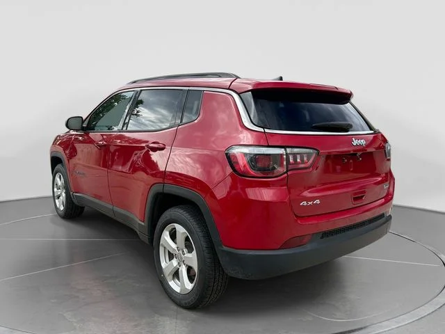 Used 2019 Red Jeep Latitude image 6