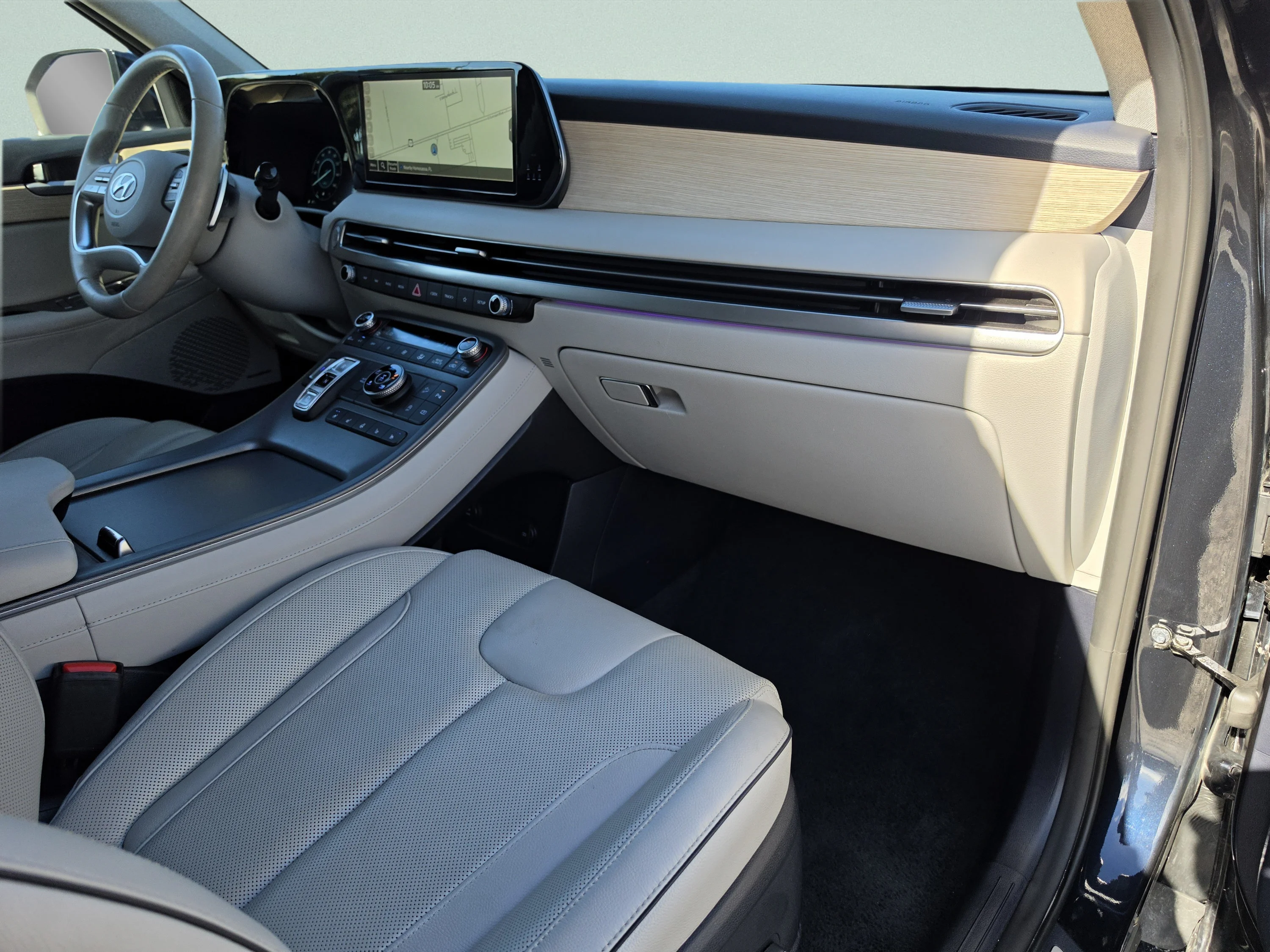 Used 2024 Moonlight Cloud Hyundai Limited image 17