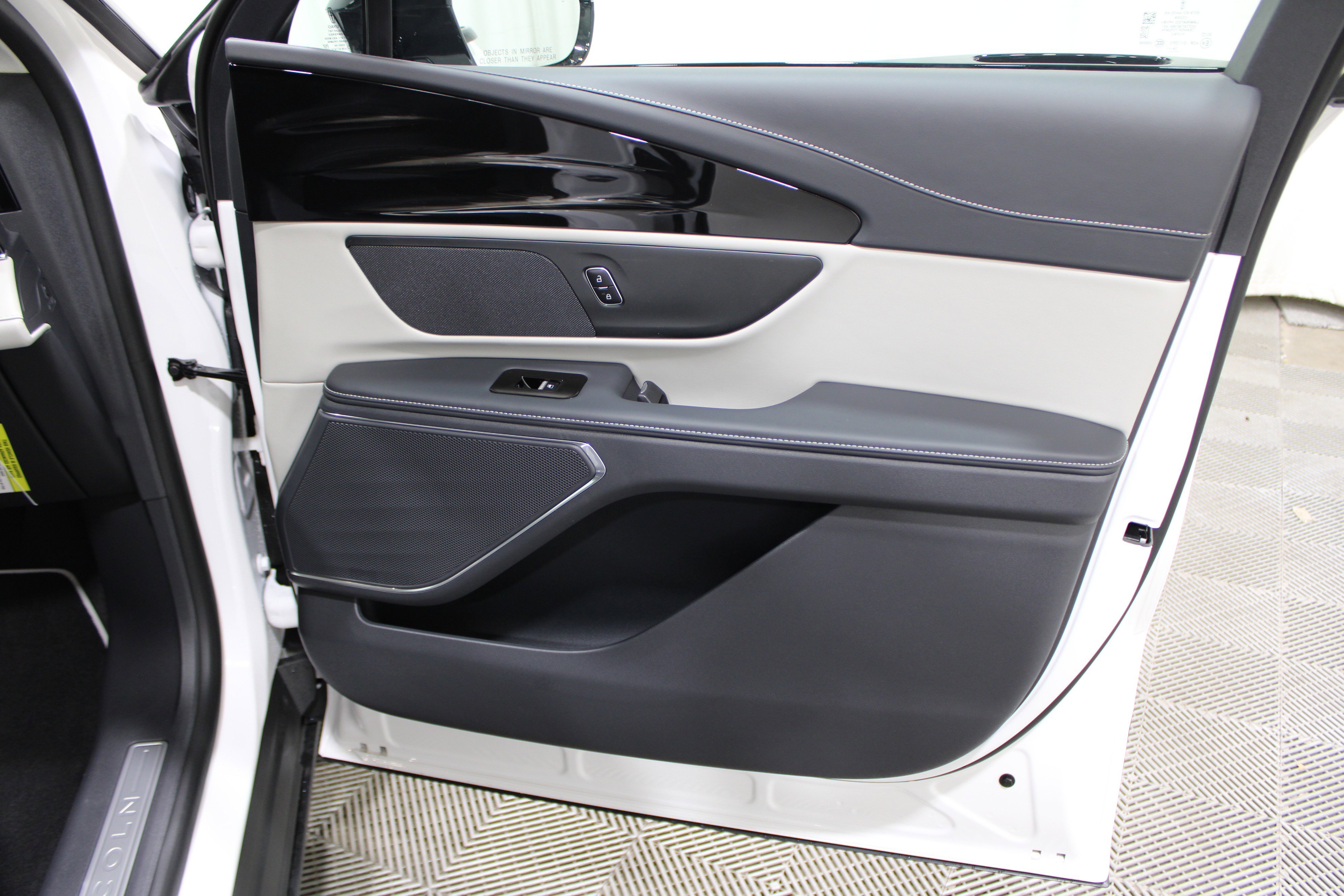 Certified Used 2025 White Platinum Metallic Tri-Coat Lincoln Premiere image 21