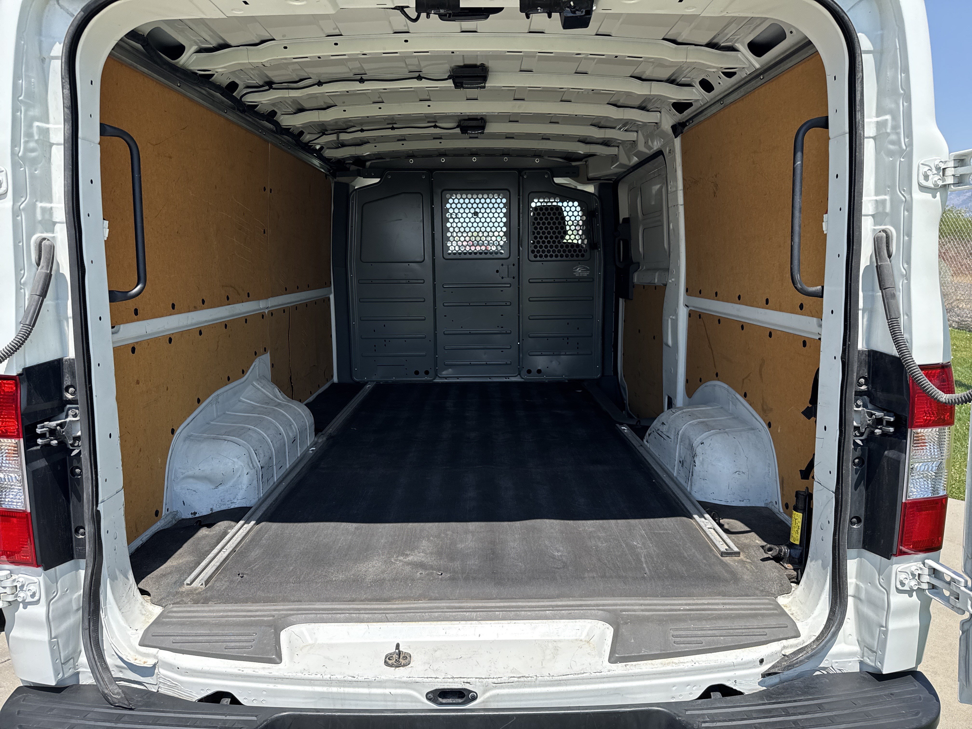 Used 2014 White Nissan SV image 25