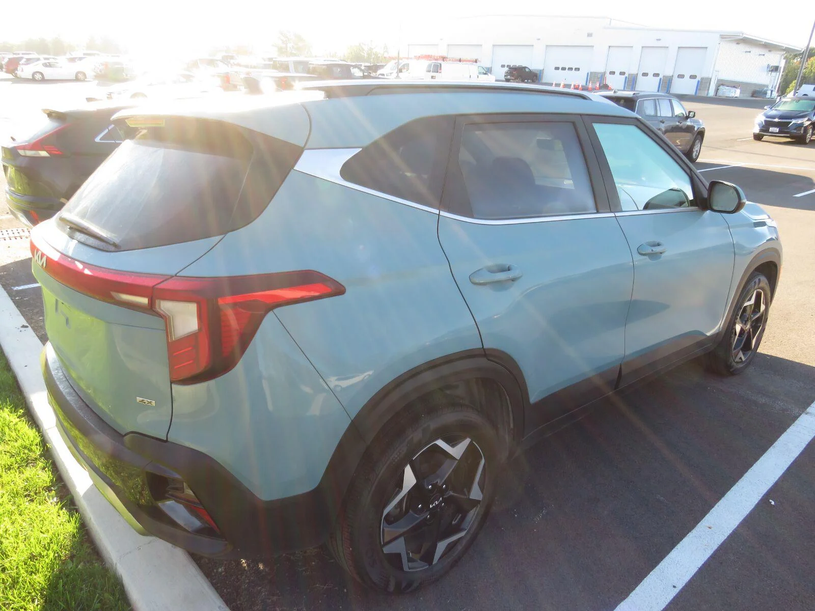 Used 2024 PLUTON BLUE KIA  image 13