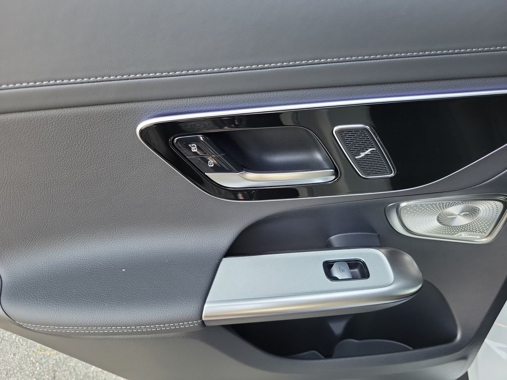 New 2027 MANUFAKTUR Moonlight White Metallic Mercedes-Benz GLC 300 image 15
