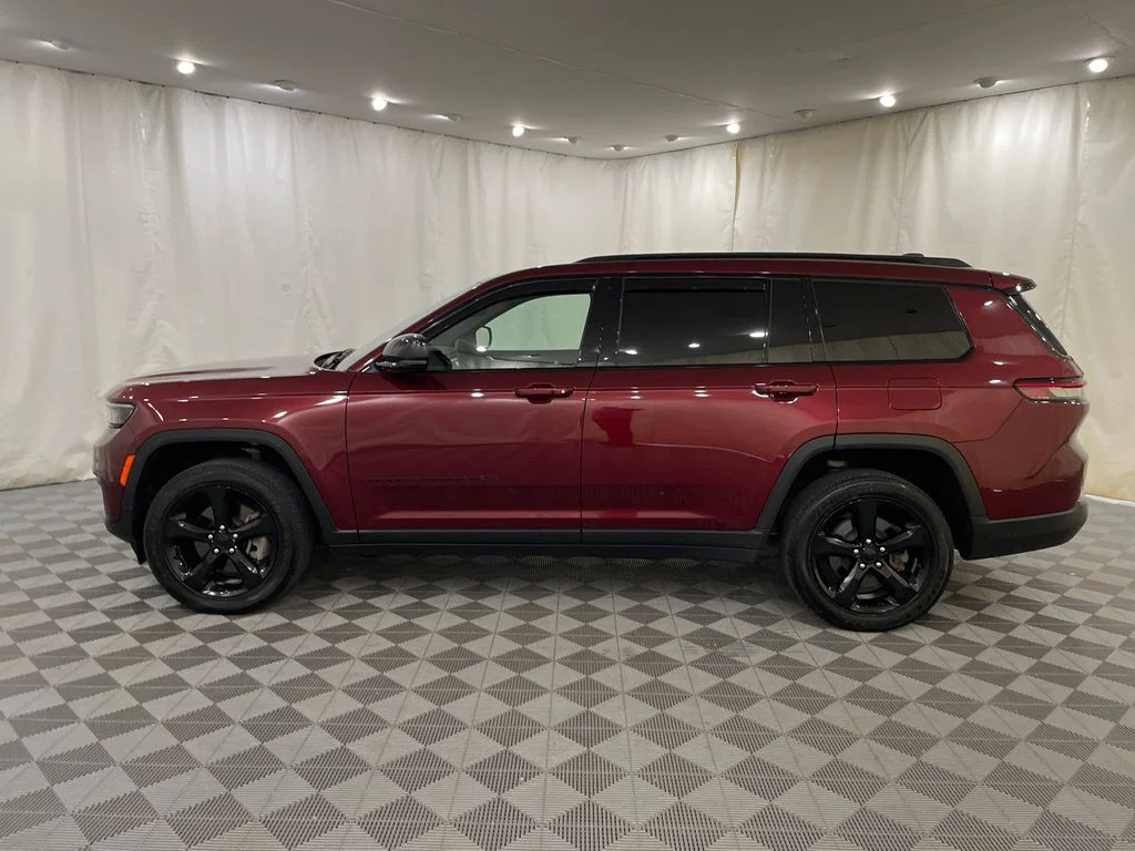 Used 2024 Velvet Red Pearlcoat Jeep Altitude X image 11