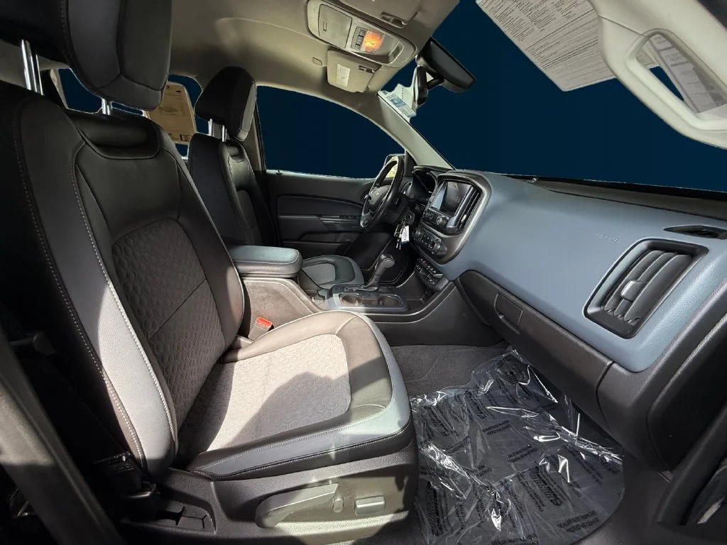 Used 2019 Black Chevrolet Z71 image 17