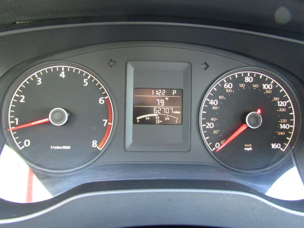 Used 2011  Volkswagen 2.5L SE image 15