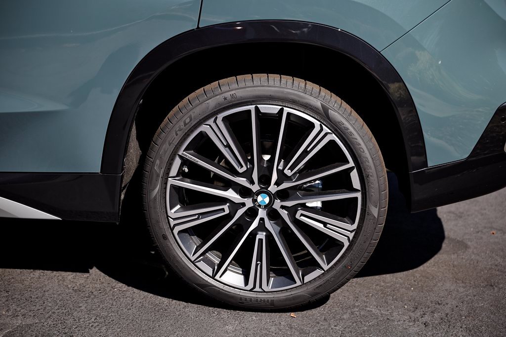 Used 2026 Cape York Green Metallic BMW xDrive28i image 11
