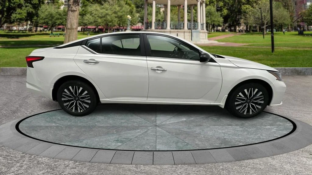 Used 2024 White Nissan 2.5 SV image 4