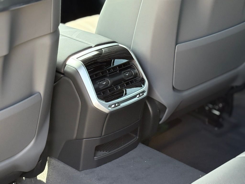 2025 BMW 7 Series 760i - Photo 21