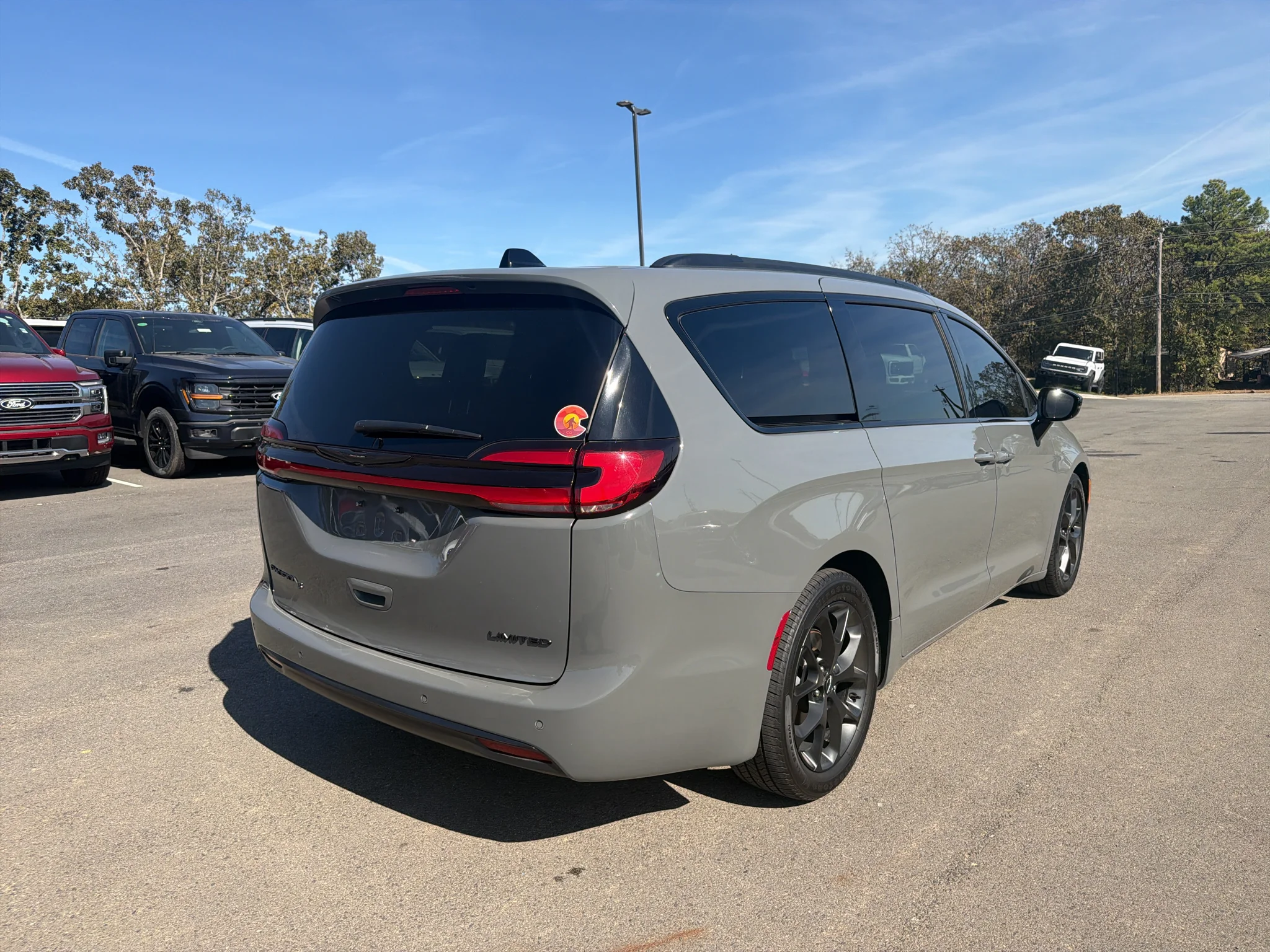 Used 2025 Ceramic Gray Clearcoat Chrysler Limited image 5