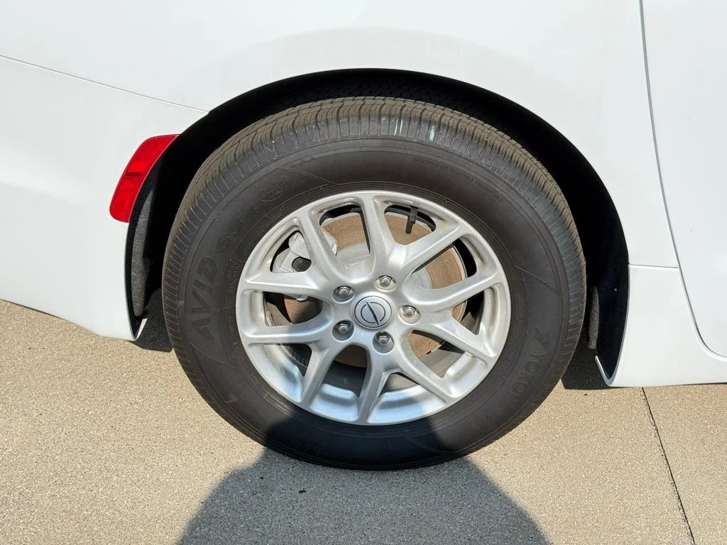 2025 Chrysler Pacifica Select - Photo 10