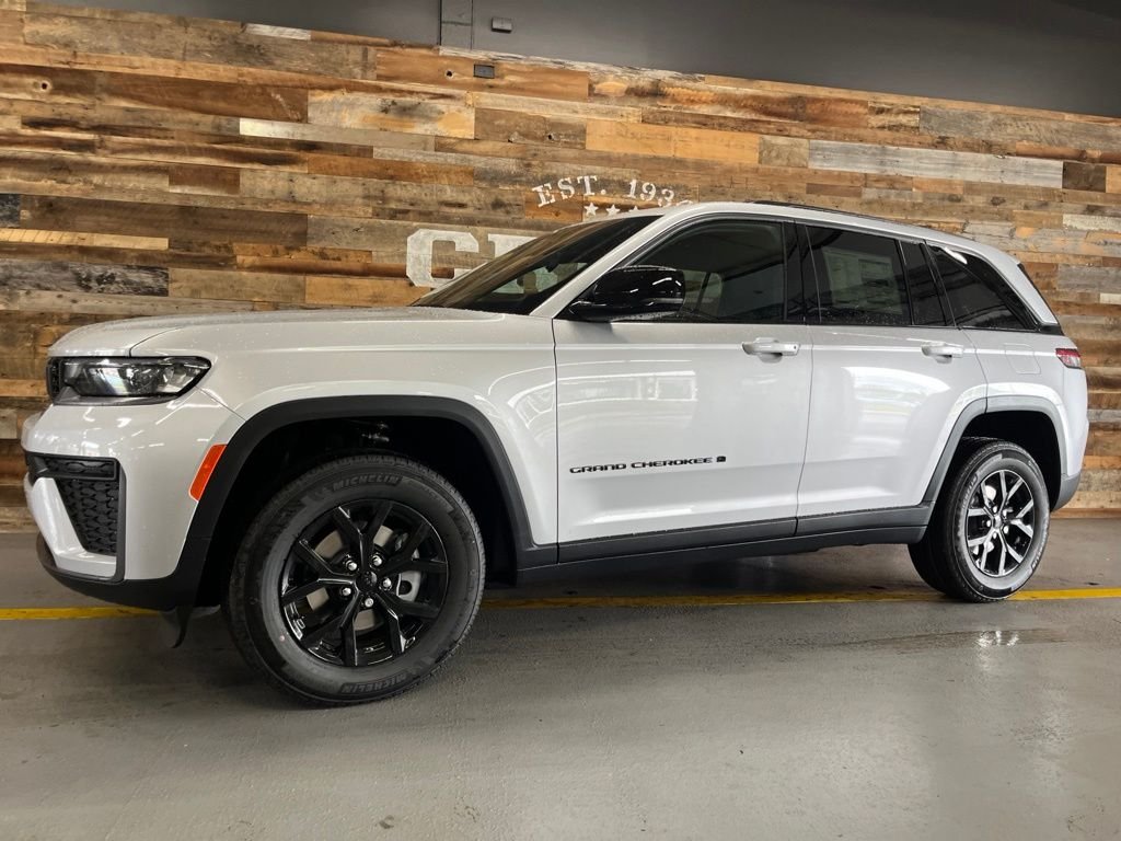 New 2026 Silver Zynith Exterior Paint Jeep Laredo Altitude image 17