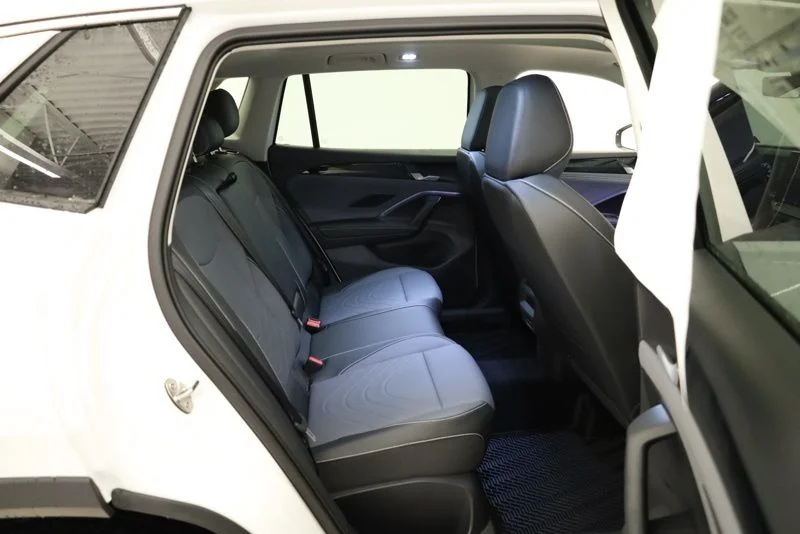 New 2026 White/off-white Volkswagen 2.0T SE image 32