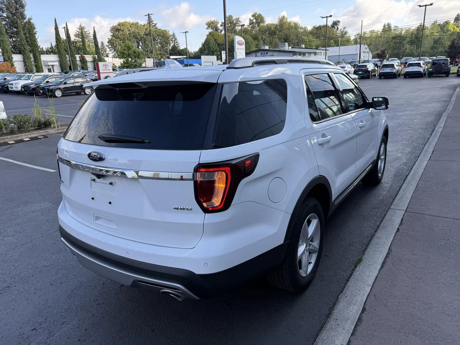 Used 2017 Oxford White Ford XLT image 5