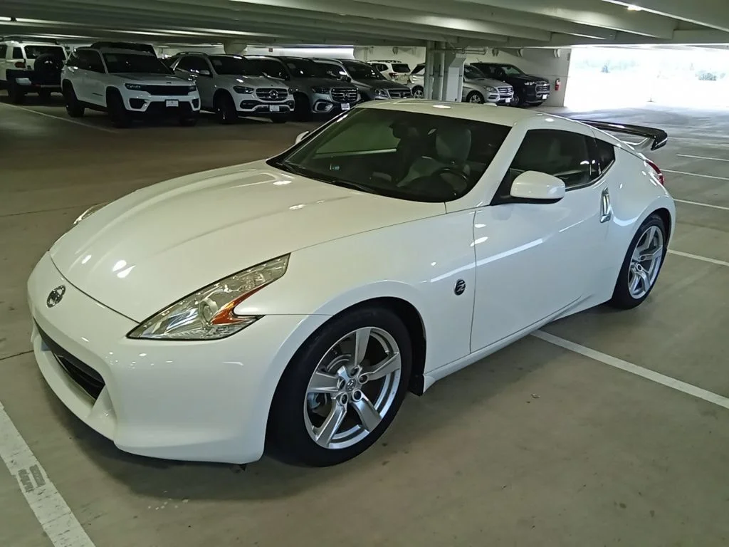 Used 2010 Pearl White Nissan Touring image 1