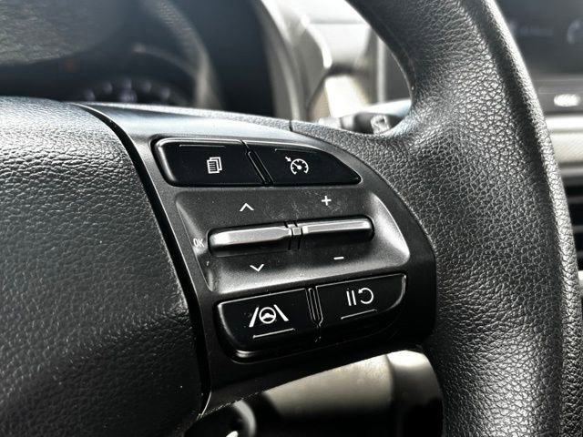 Used 2022 White Hyundai SE image 17