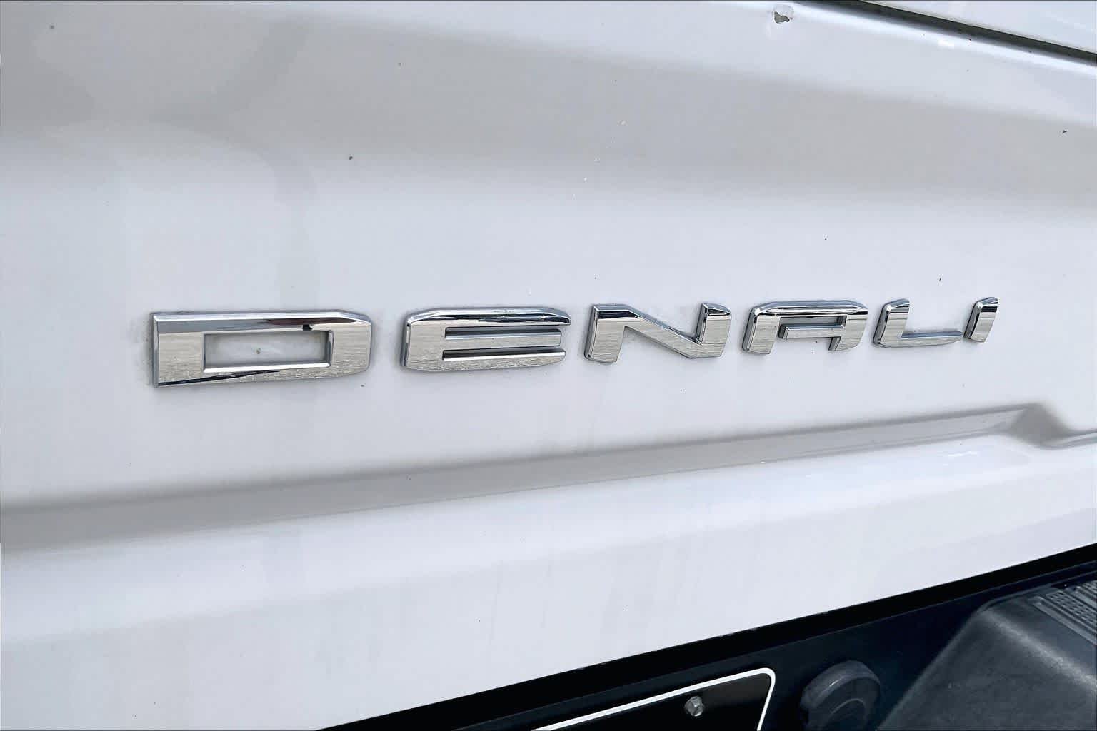 Used 2022 White Frost Tricoat GMC Denali image 9