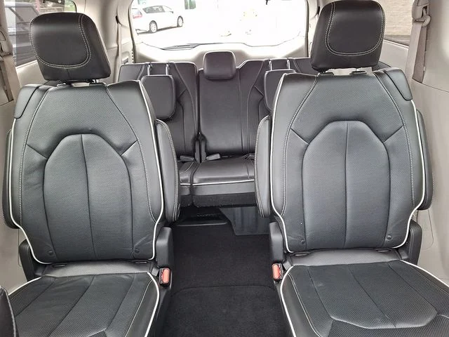 Used 2022 Blue Chrysler Limited image 19