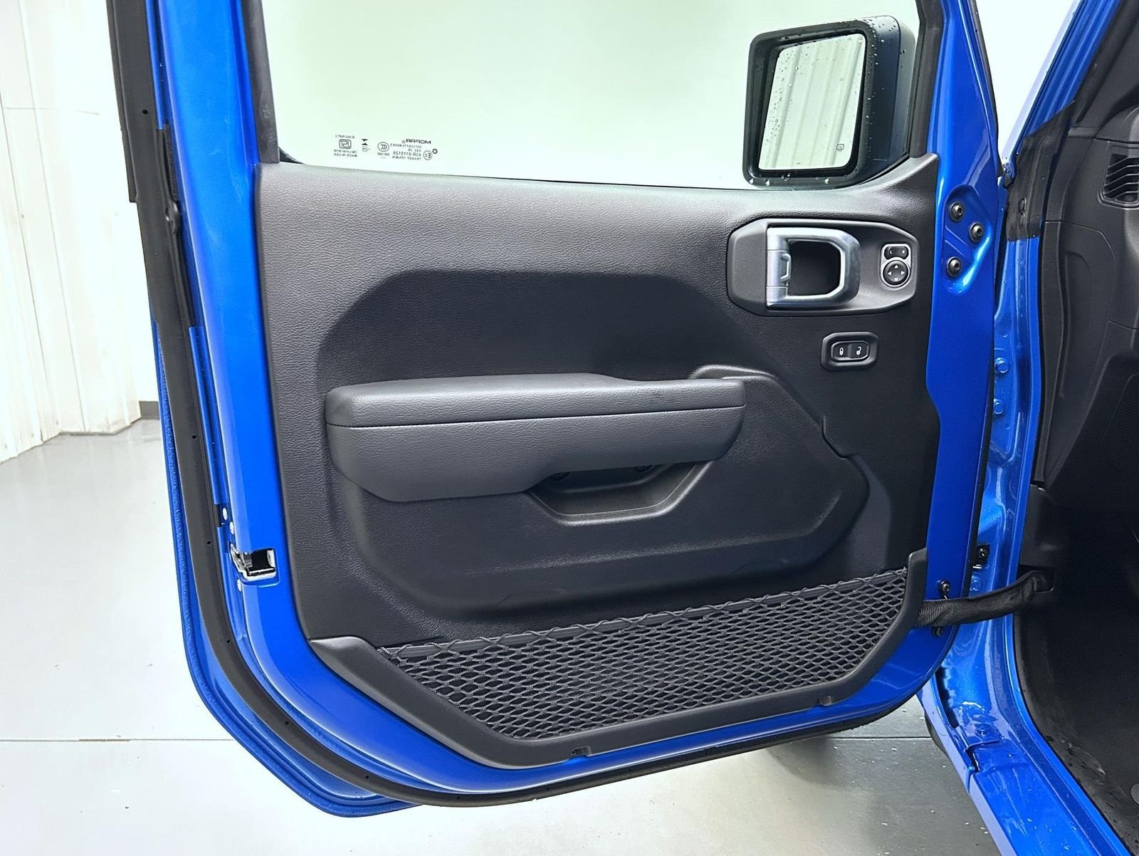 New 2026 Hydro Blue Pearl-Coat Exterior Paint Jeep Sport S image 9