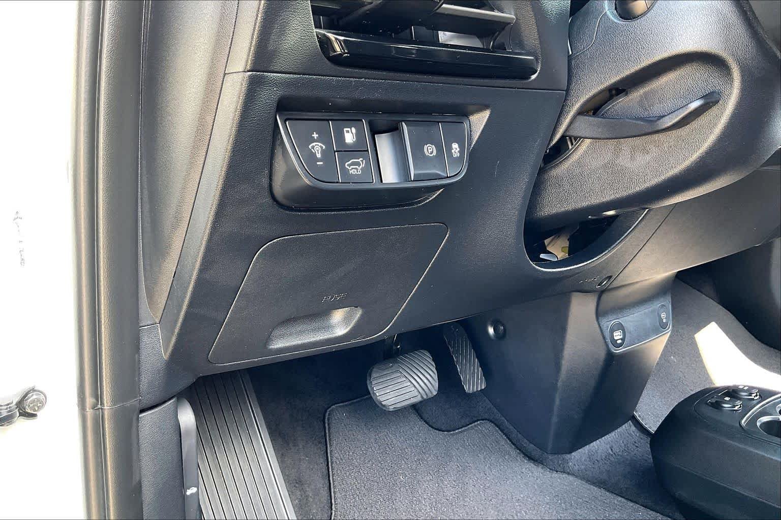 Used 2022 Snow White Pearl Kia Wind image 28
