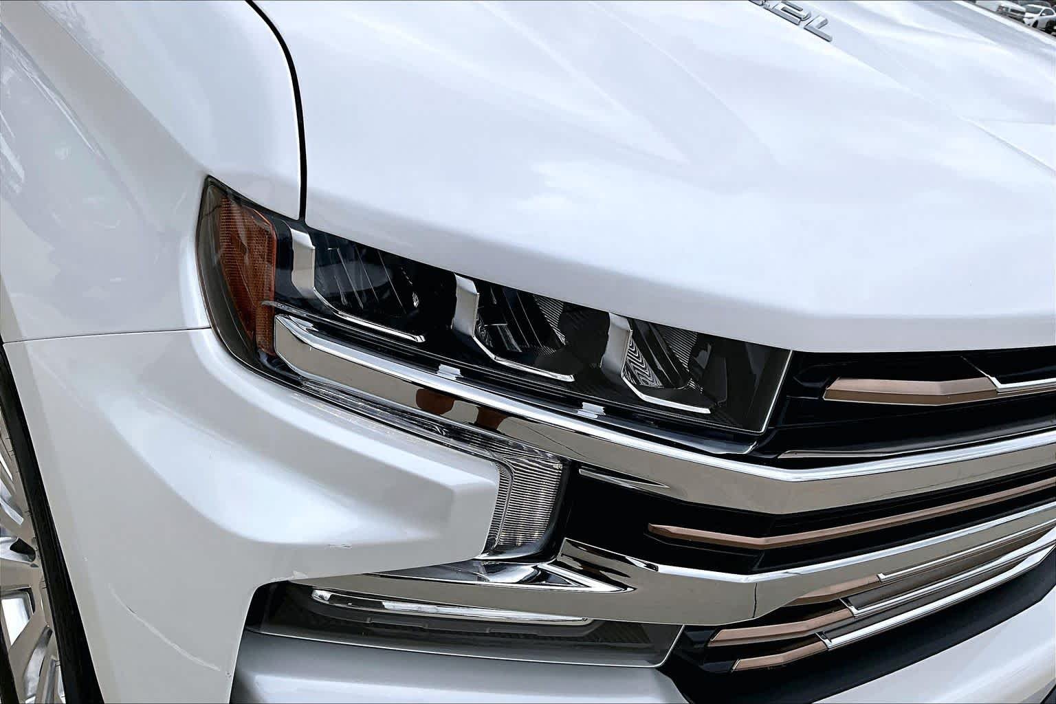 Used 2022 Iridescent Pearl Tricoat Chevrolet High Country image 27