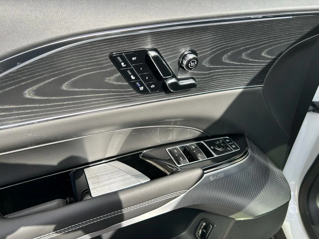 2025 Cadillac LYRIQ Luxury 2 - Photo 15