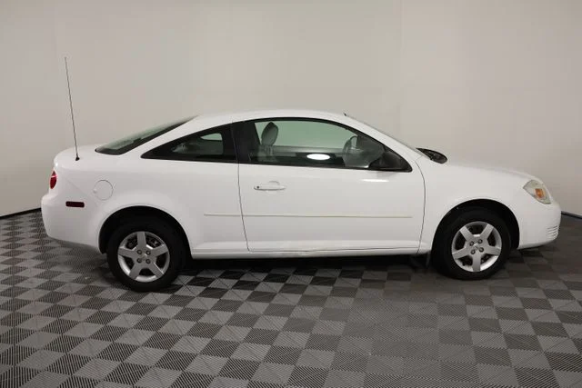 Used 2005 White Chevrolet Base image 9