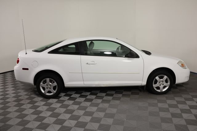 Used 2005 White Chevrolet Base image 9