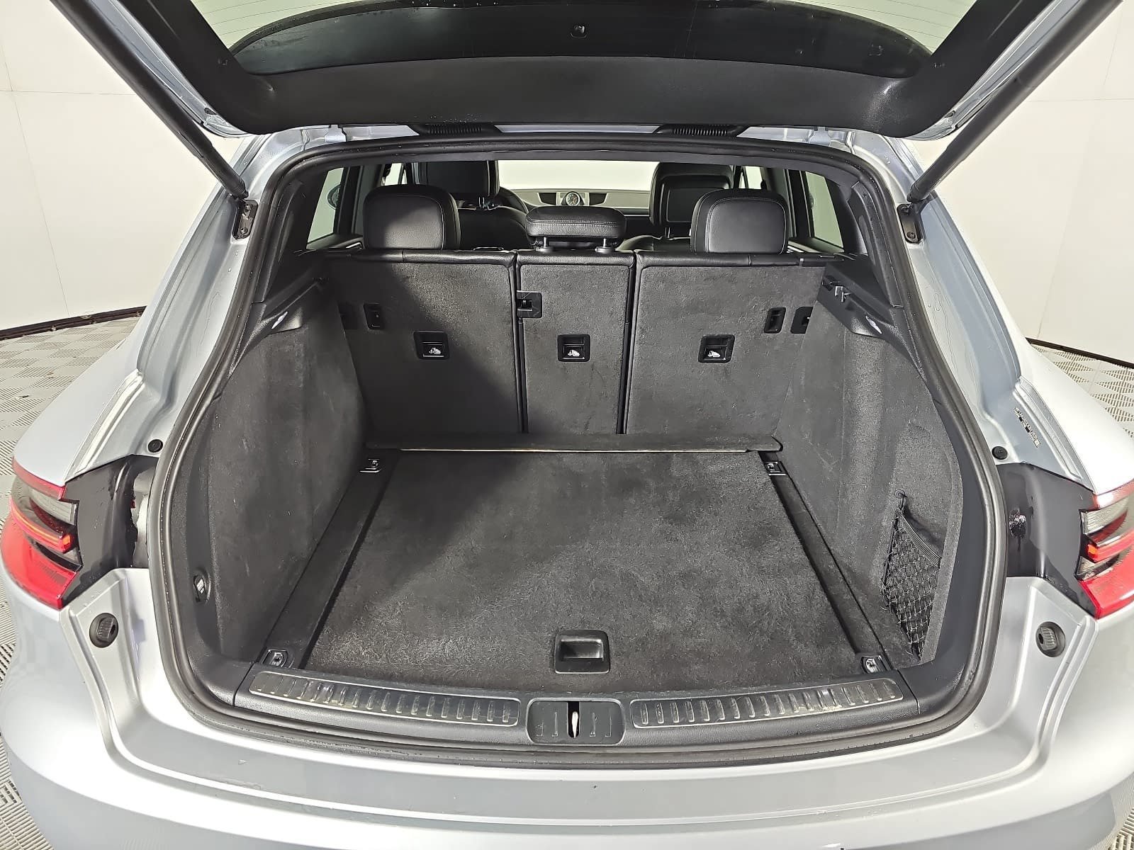 Used 2018 Silver Porsche  image 11