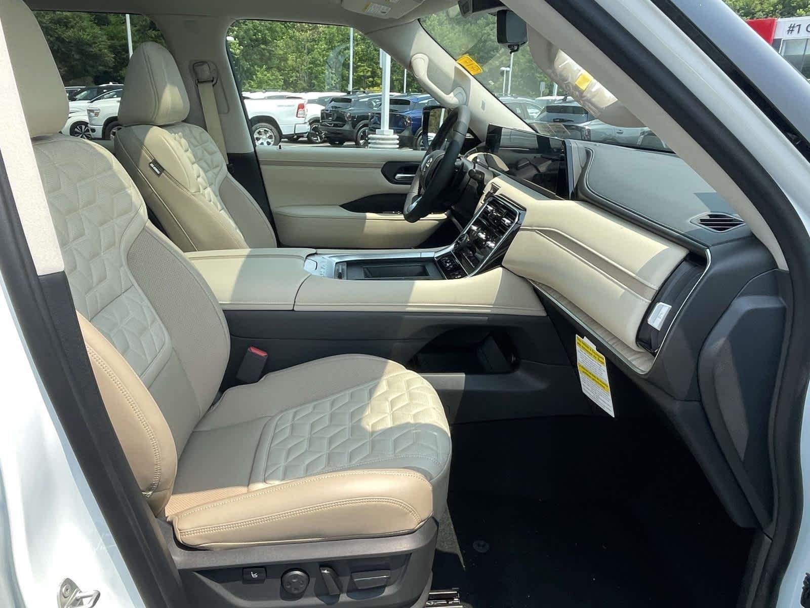 New 2026 Everest White Pearl Tricoat/Super Black Nissan Platinum Reserve image 23