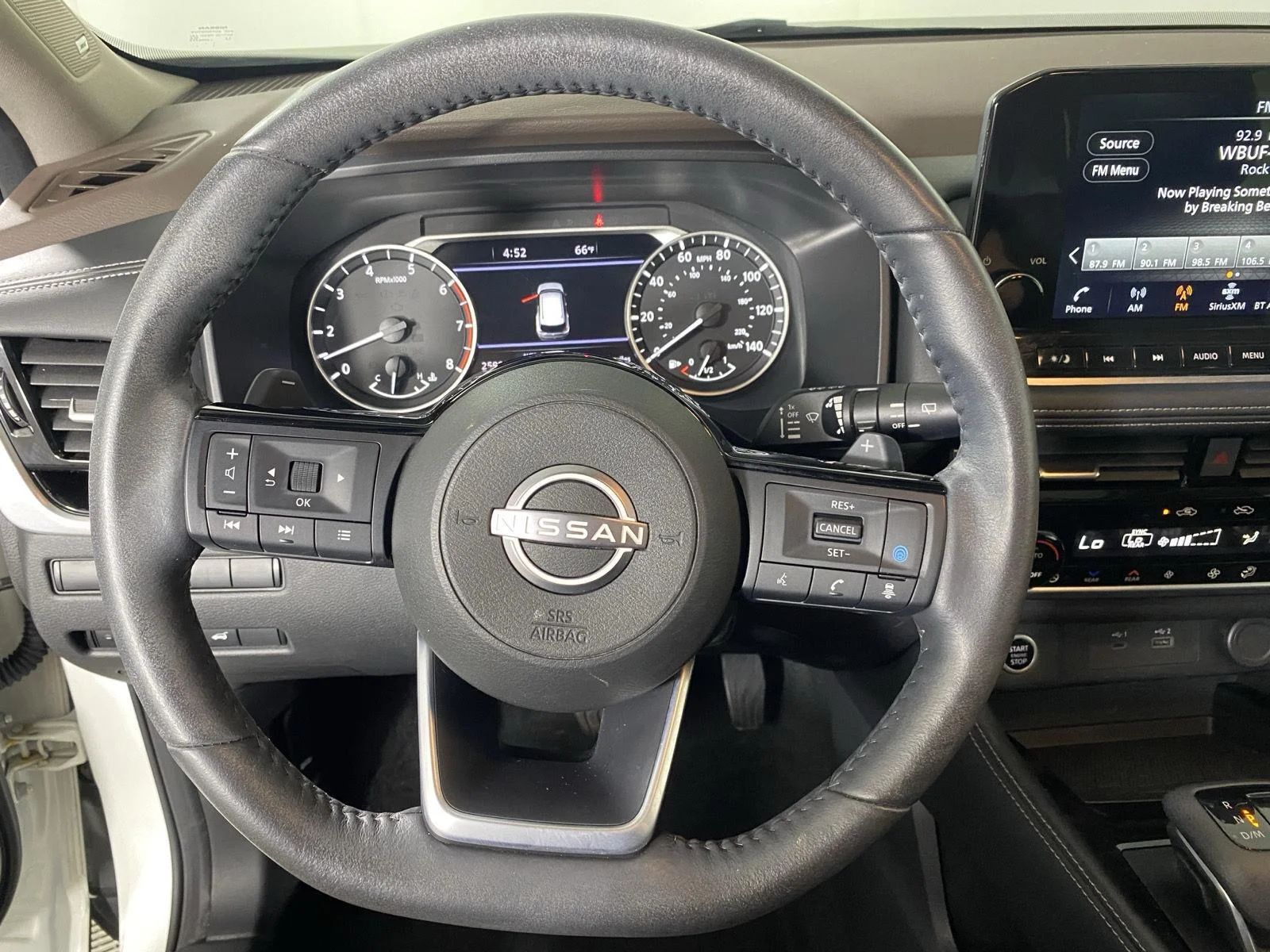 Certified Used 2023 Pearl White Tricoat/Super Black Nissan SL image 15