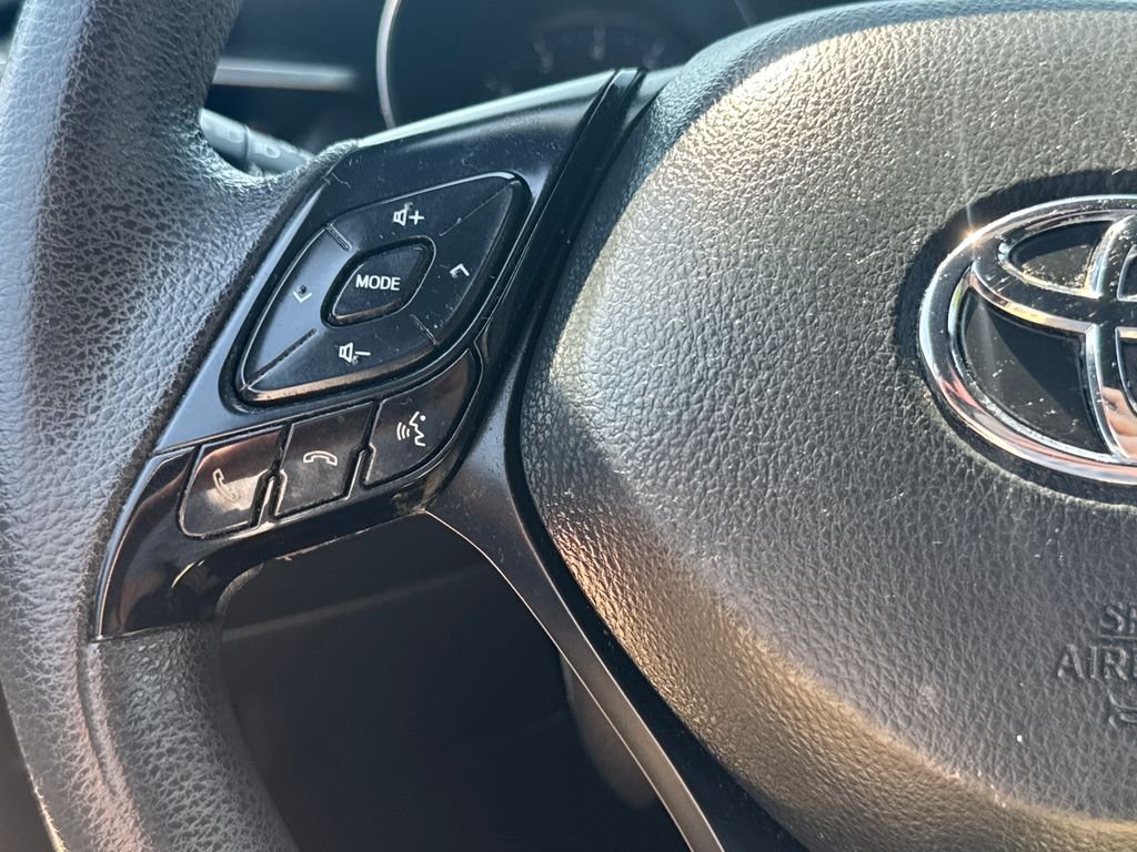 Used 2019 White Toyota LE image 18