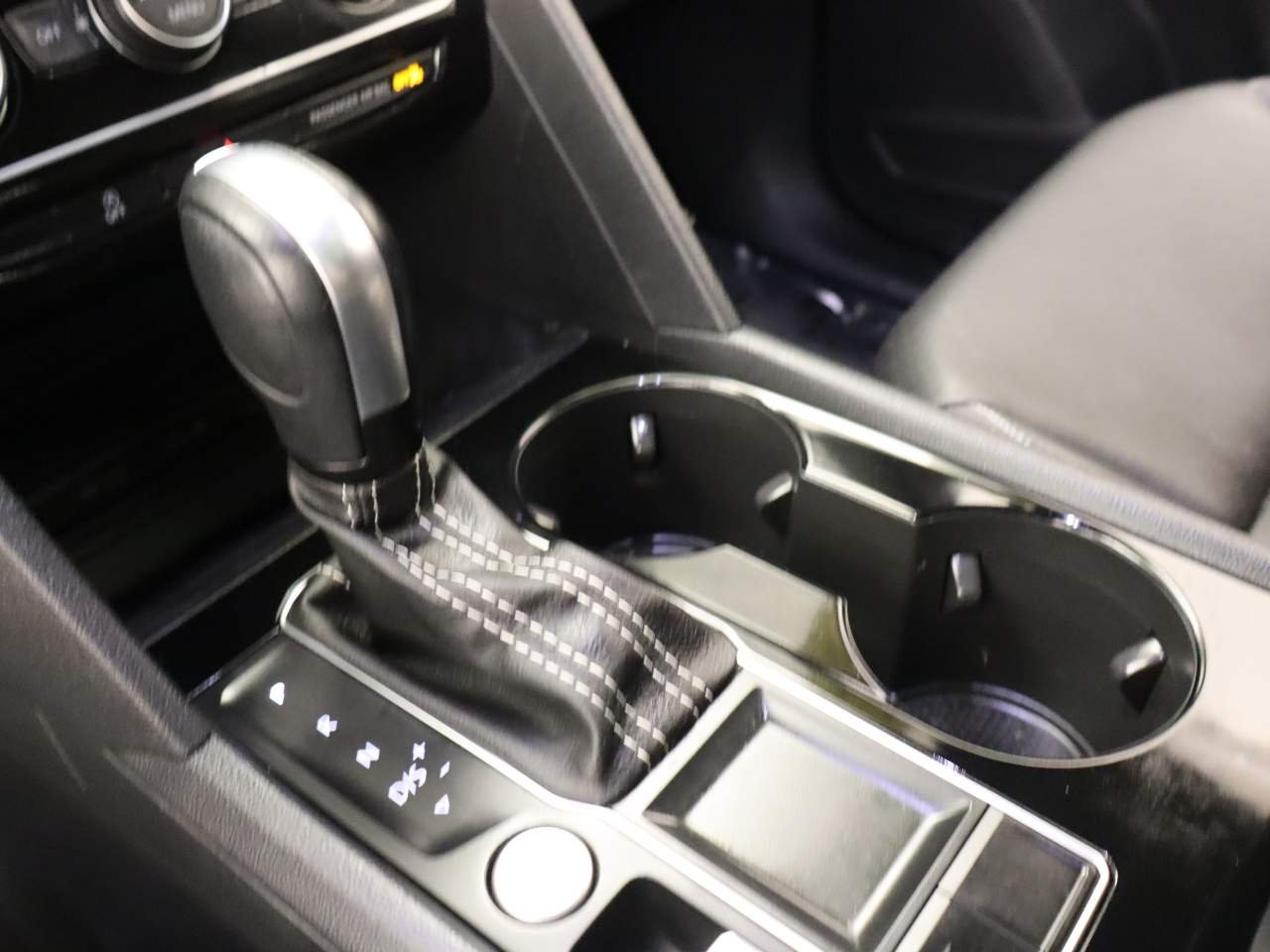 Certified Used 2023 Pure White Volkswagen V6 SE image 10