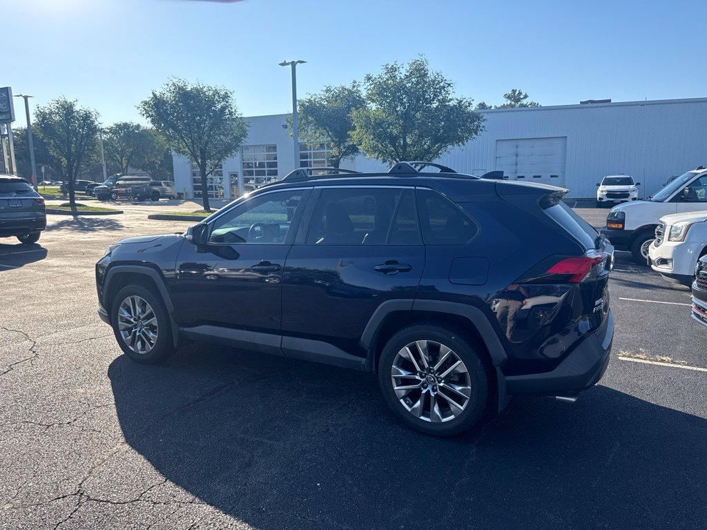Used 2019 Blue Toyota XLE Premium image 7