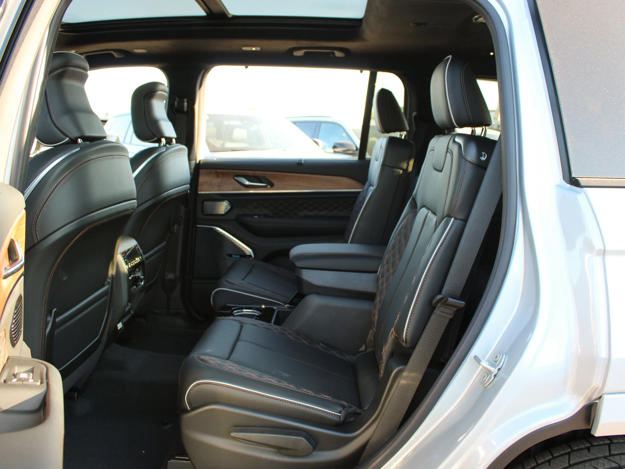 Used 2025 Silver Jeep Summit Reserve* 4x4, HUD, Night Vision, Massage Seats image 9