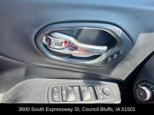 Used 2019 Silver Jeep Limited image 16