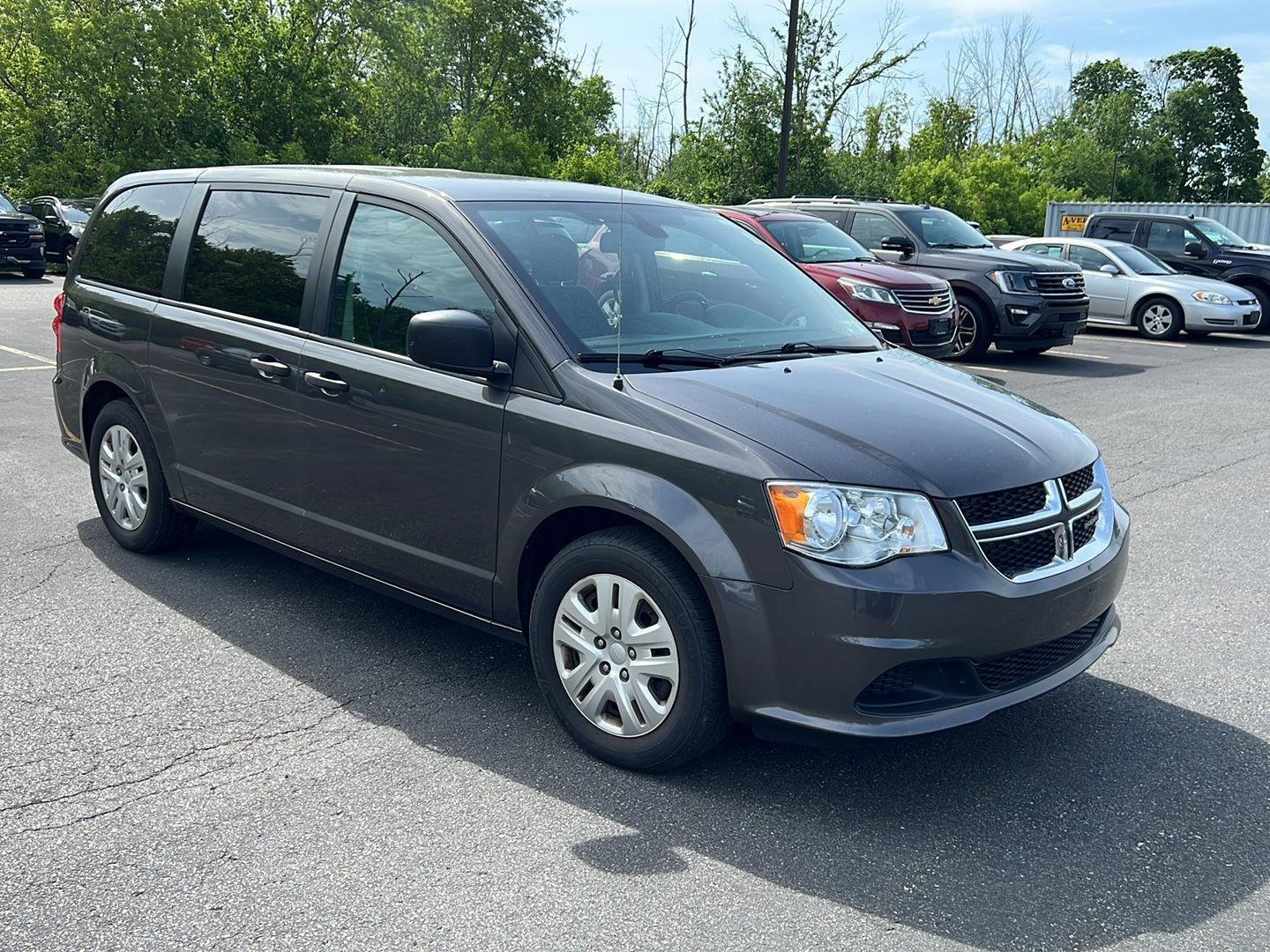Used 2019 Granite Pearlcoat Dodge SE image 4