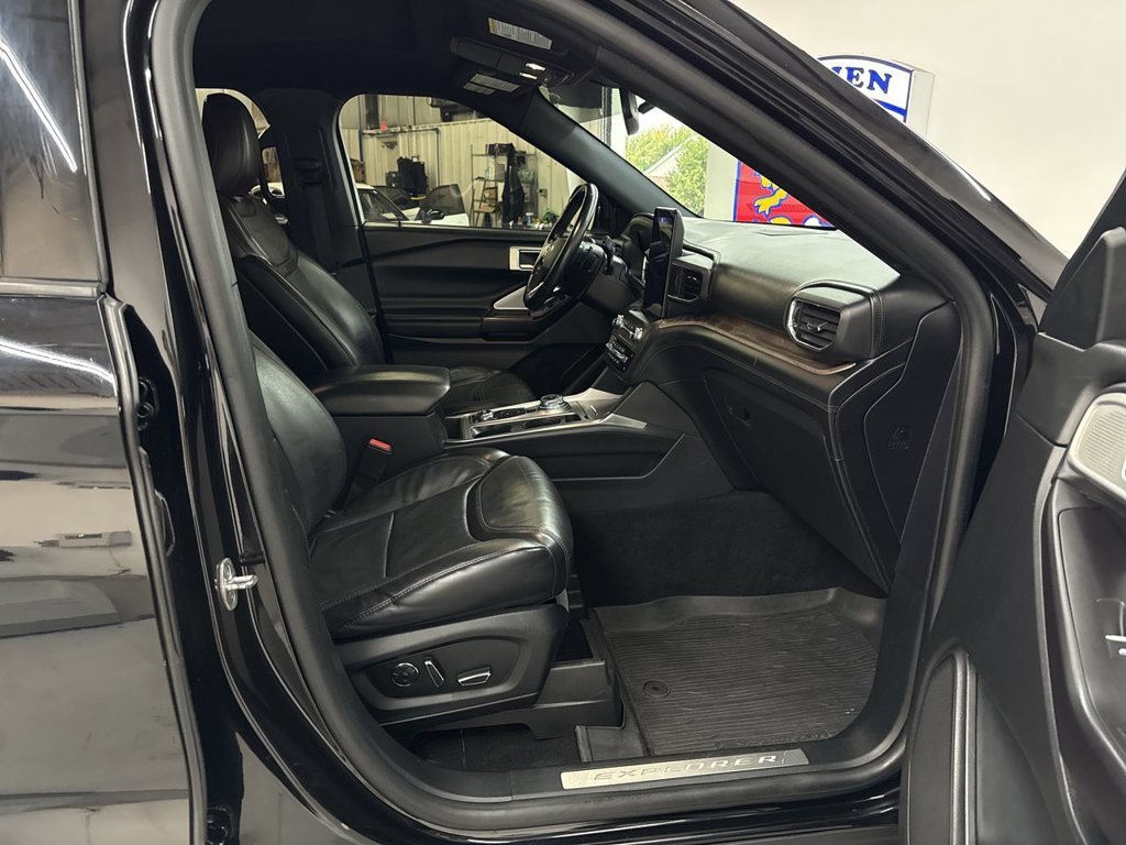 Used 2020 Black Metallic Ford Platinum image 16