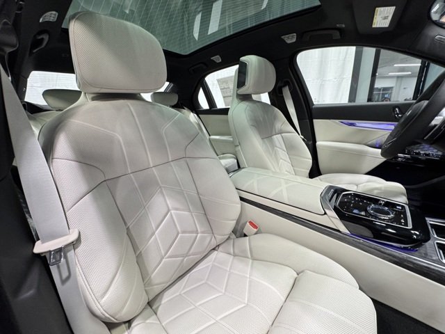 New 2026 Oxide Grey Metallic BMW 760i xDrive image 28
