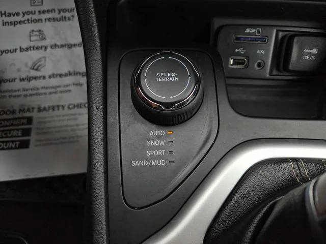 Used 2017 Silver Jeep Latitude image 33