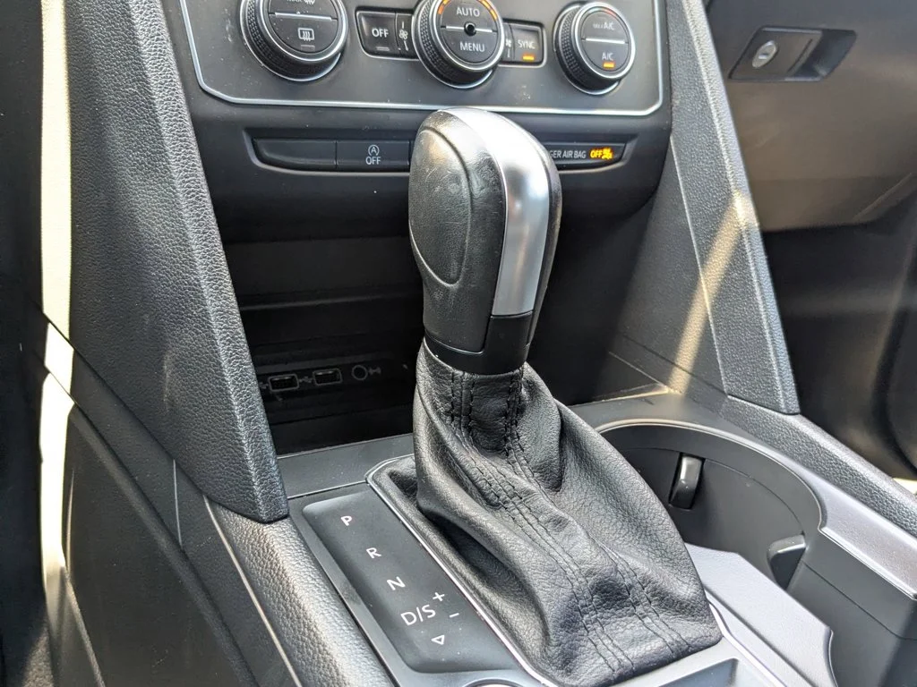 Used 2020  Volkswagen 3.6L V6 SE w/Technology image 18