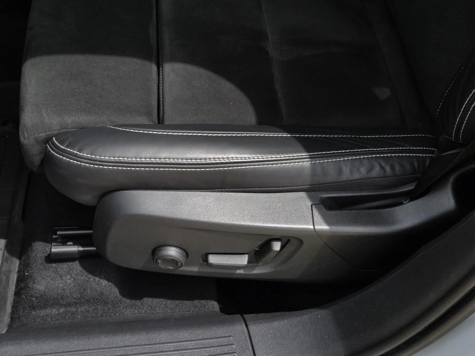 Used 2021 Glacier Silver Metallic Volvo R-Design image 32