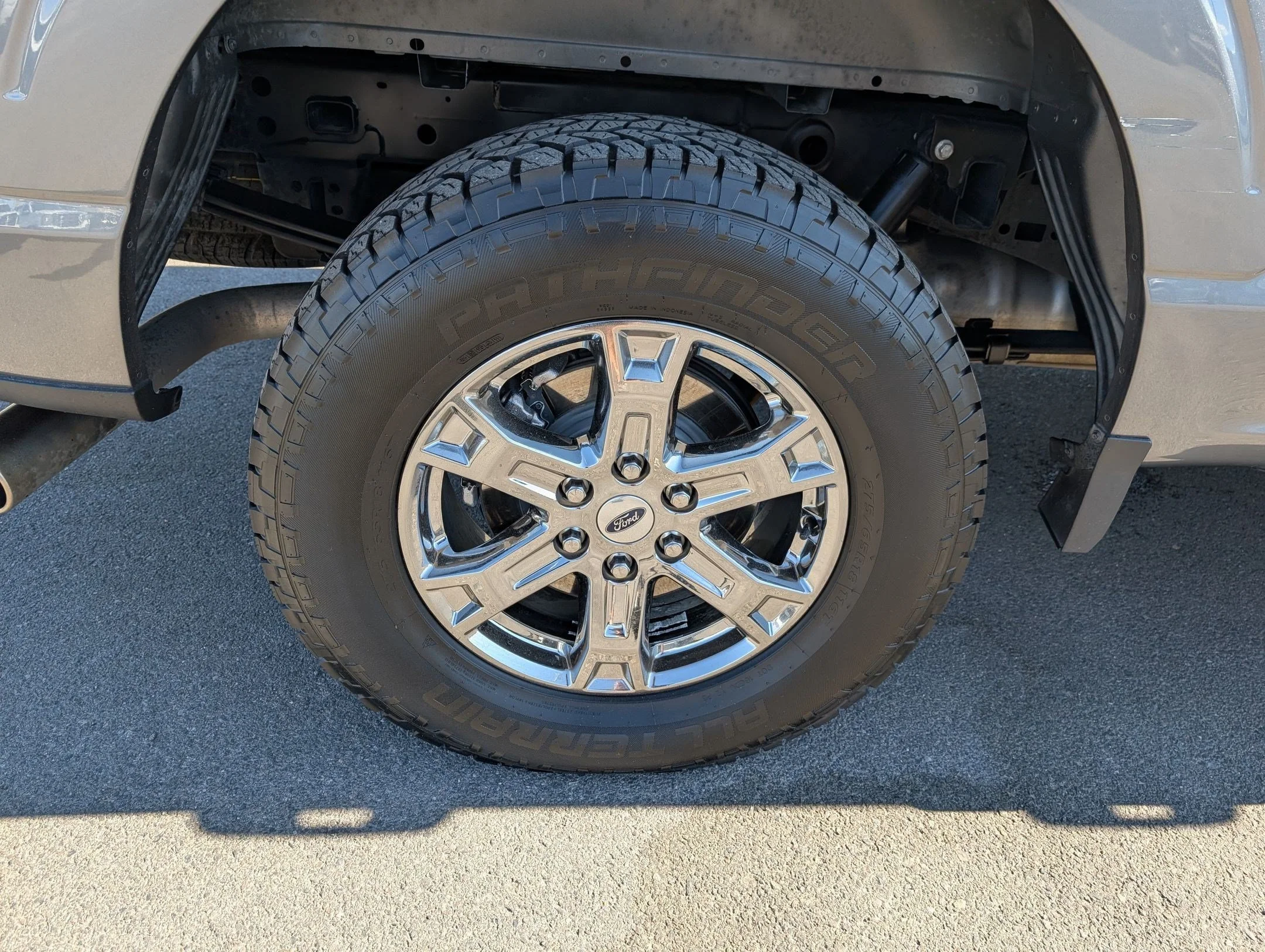 Used 2023 Gray Metallic Ford LARIAT image 13